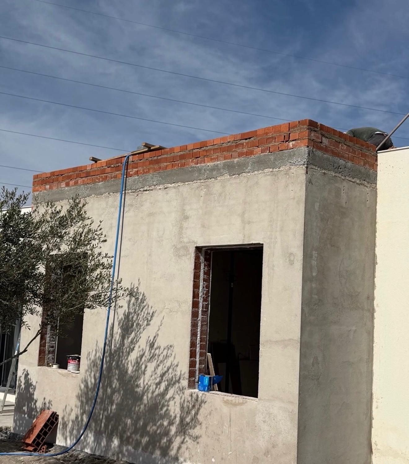 Vivienda durante la obra nueva, con los muros en bruto
