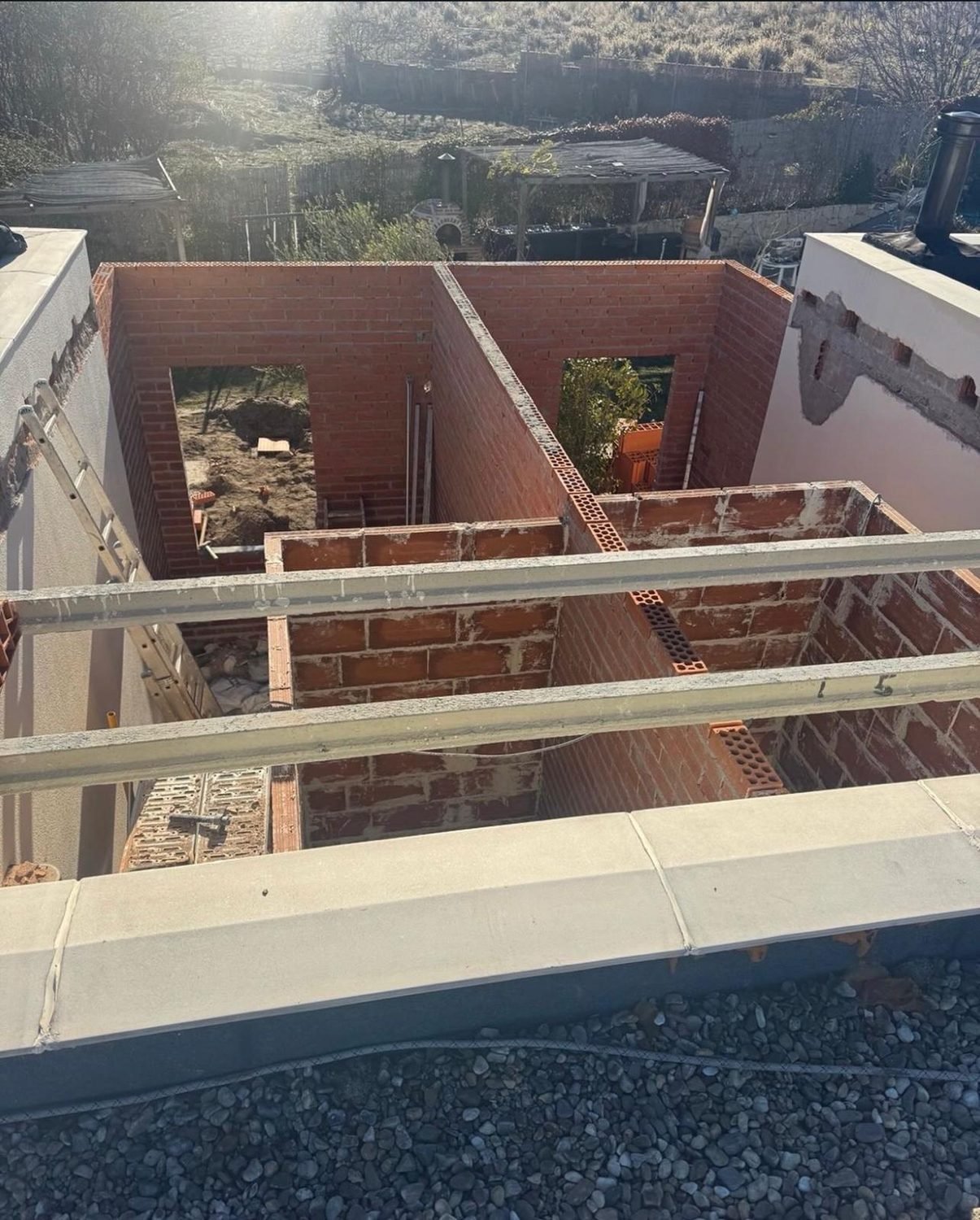 Muros de fábrica de ladrillo en la obra nueva de una vivienda
