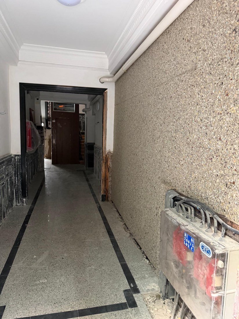 Acceso y pasillo de un portal de comunidad en reforma